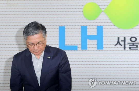 한국토지주택공사(LH) 이한준 사장이 2일 오후 서울 강남구 LH 서울지역본부에서 열린 사장 주재 회의에서 최근 아파트 철근 누락 사태와 관련한 사과 인사를 하고 있다. 사진 연합뉴스